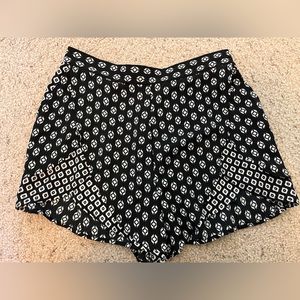 Xhilaration Black and White Swim Coverup Shorts, size Medium